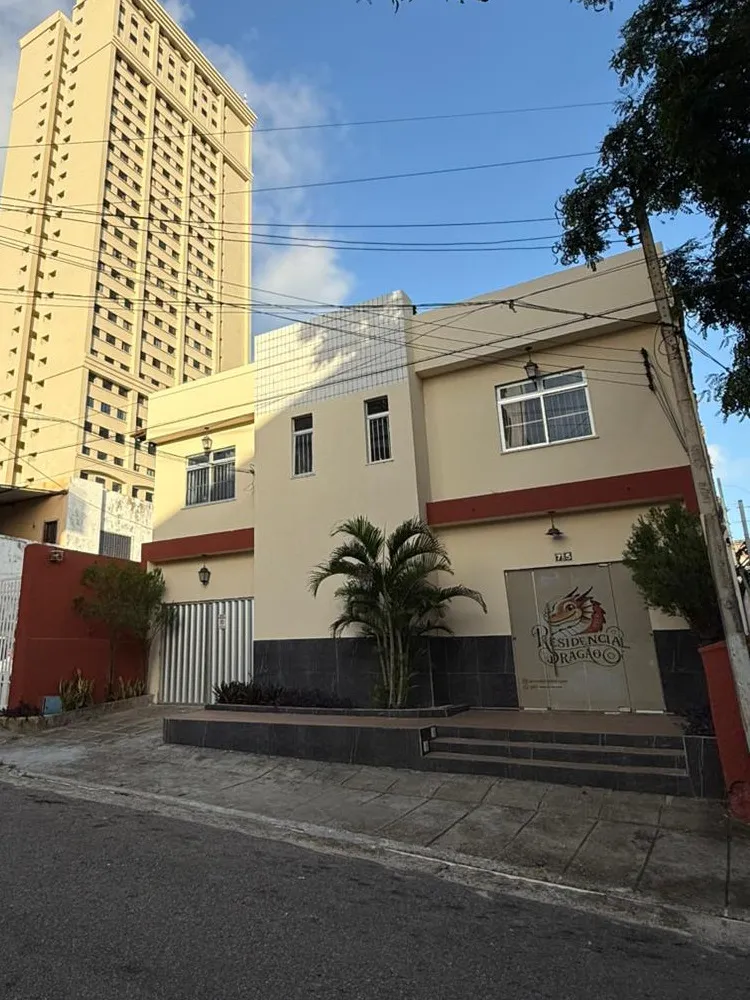 A portaria do Residencial Dragão, no meio do quarteirão da Rua Deputado João Lopes